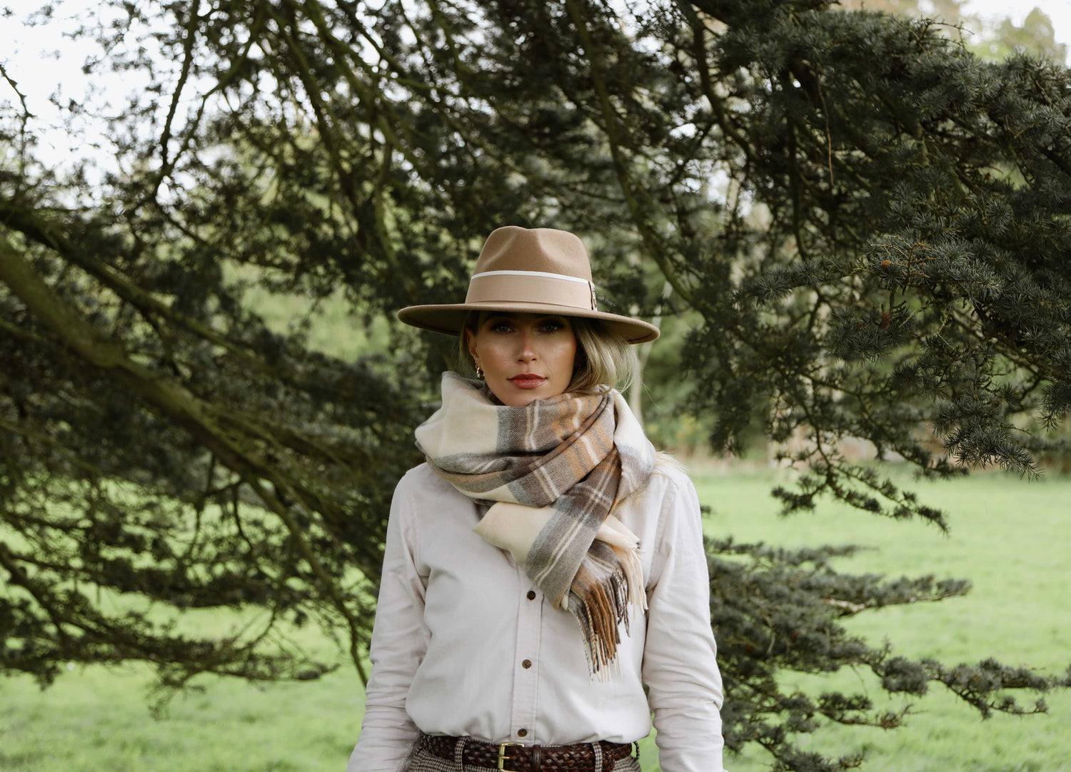 Hicks & Brown The Fornham Lambswool Scarf in Cream Check